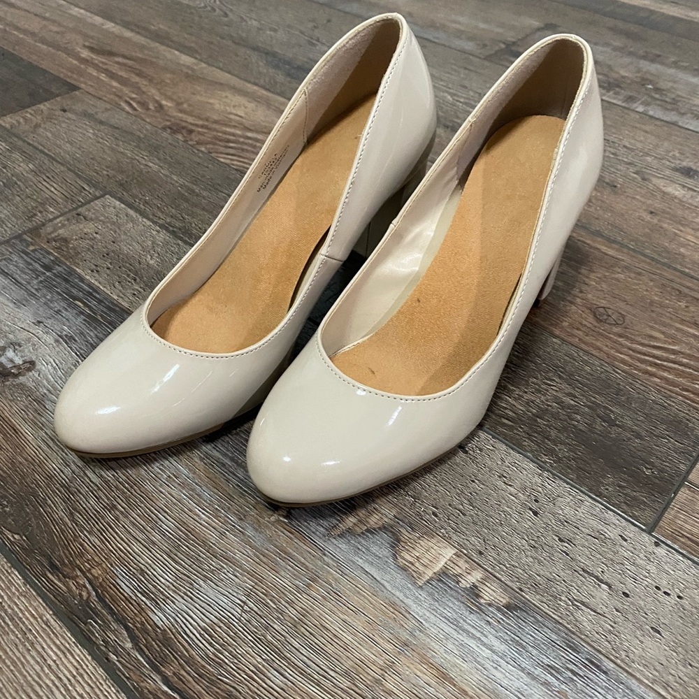 🌟🌟 2/$10 🌟🌟 Patent Faux Leather Tan Round Toe Block Heel Pumps - Picture 2 of 13